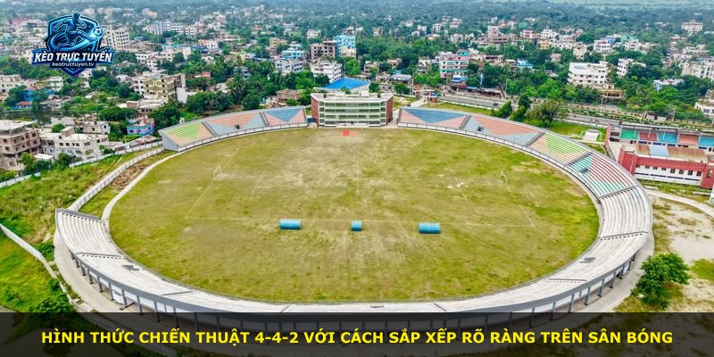Hình thức chiến thuật 4-4-2 với cách sắp xếp rõ ràng trên sân bóng