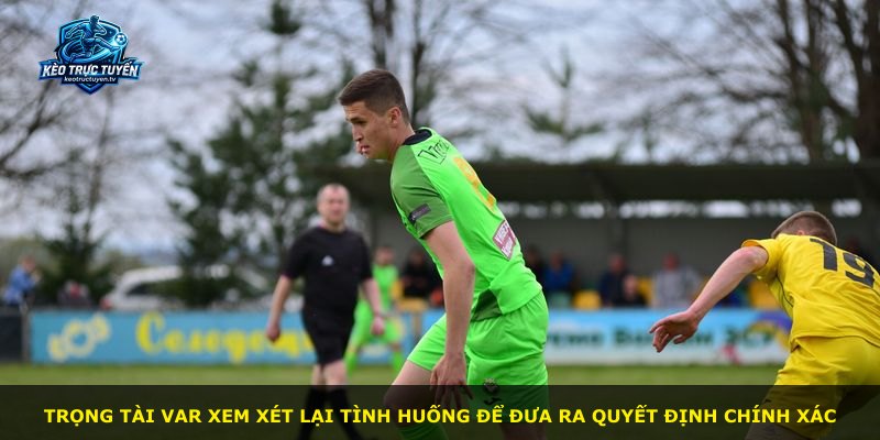 Trọng tài VAR xem xét lại tình huống để đưa ra quyết định chính xác